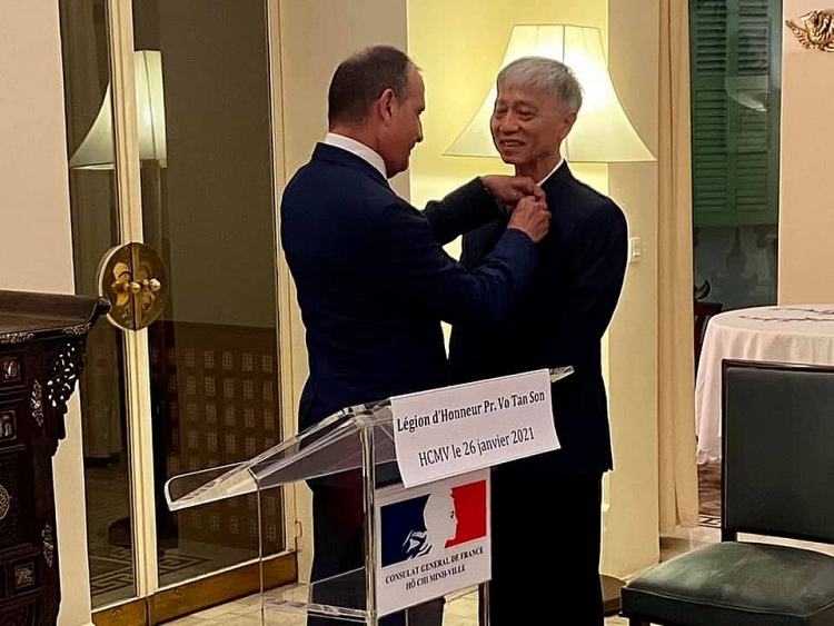 Vietnamese doctor presented France’s noble order
